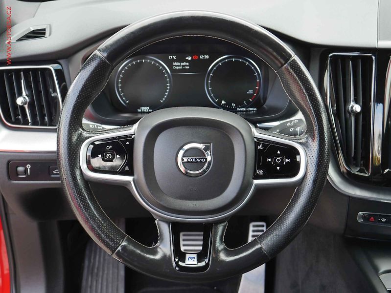 Volvo XC60 (2018) 2.0 T6 4x4, AT, navi, LED - fotka 15 z 19