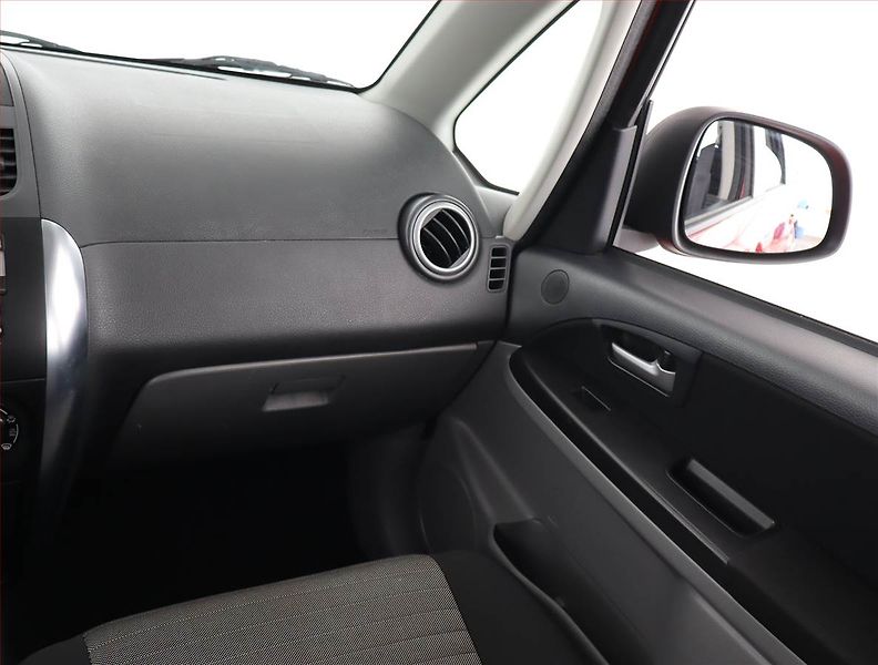 Suzuki SX4 (2012) 1.6 VVT - fotka 8 z 17