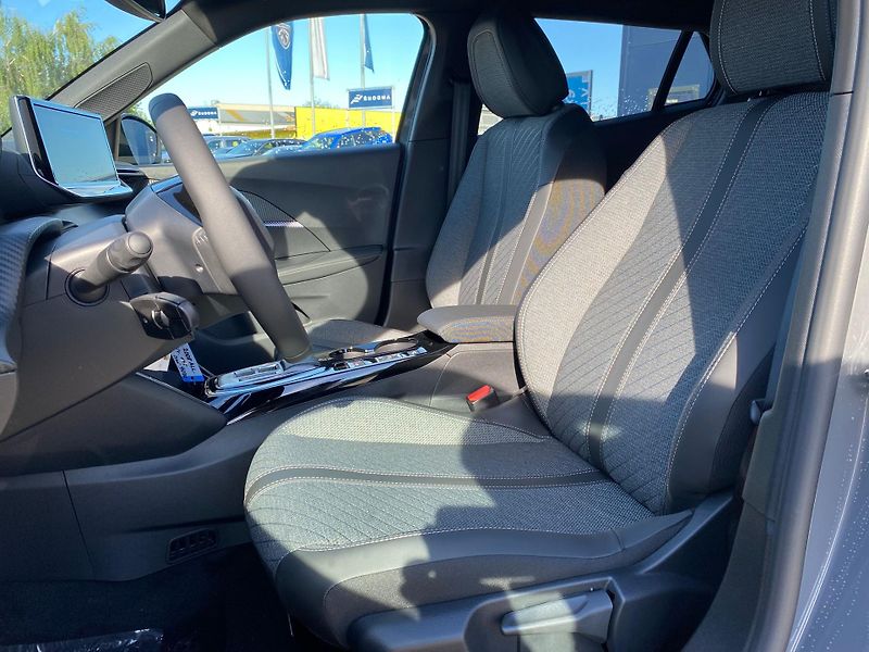 Peugeot 2008 (2026) ALLURE Hybrid 145 e-DCS6  - fotka 11 z 24