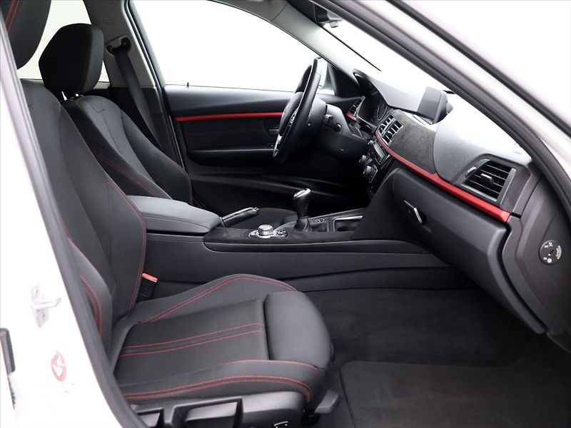BMW Řada 3 2,0 320i 135kW CZ xDrive Sport - fotka 12 z 38