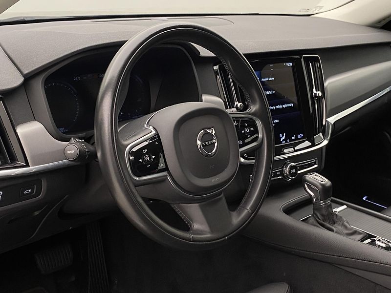 Volvo S90 D4 MOMENTUM AUT REZERVACE - fotka 18 z 43