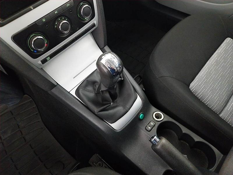 Škoda Octavia (2009) Ambiente 1.4 TSI, Xenony - fotka 13 z 15