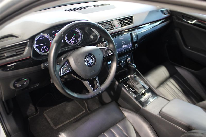 Škoda Superb TDi DSG 4x4 L&K ACC/Canton - fotka 12 z 31