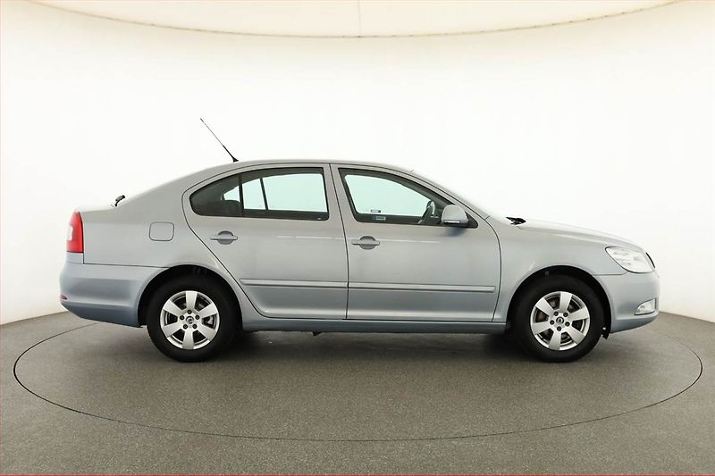 Škoda Octavia (2009) Elegance 1.6, ČR,1.maj - fotka 6 z 18