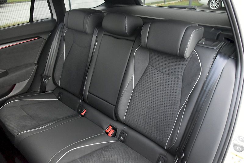 Škoda Superb (2025) Combi Sportline 2,0 TDI 142 kW - fotka 34 z 42