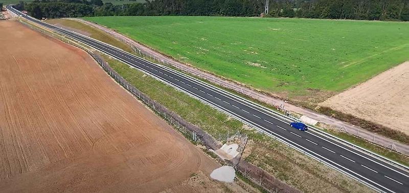 Obchvat Jaroměře z ptačí perspektivy. Průlet nad stavbou před dokončením.