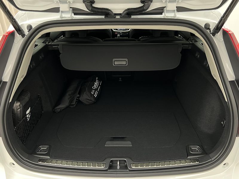 Volvo V60 (2026) B4 PLUS DARK AUT - fotka 6 z 44