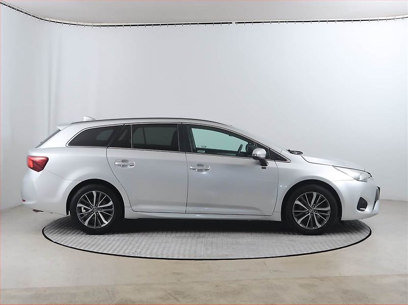 Toyota Avensis (2016) 2.0 D-4D, Serv.kniha, Navi - fotka 6 z 17