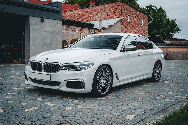 BMW Řada 5 (2017) M550i xDrive ČR  - fotka 1 z 58