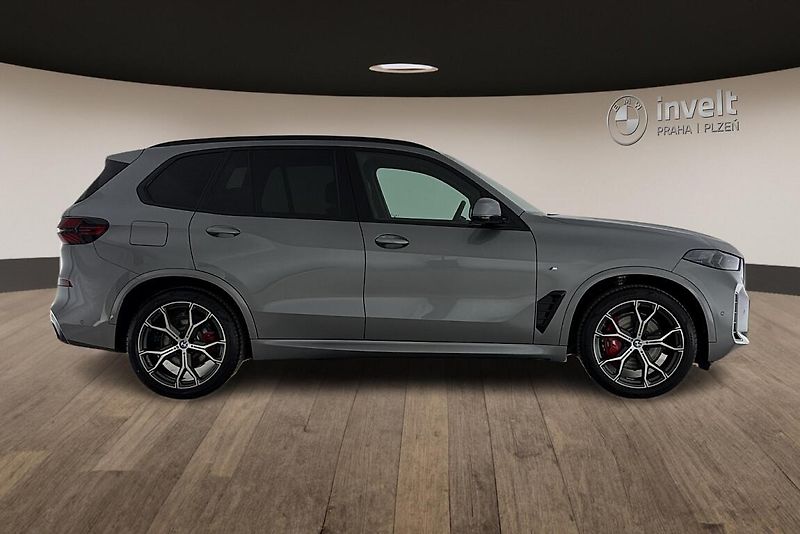 BMW X5 xDrive40i - fotka 2 z 28
