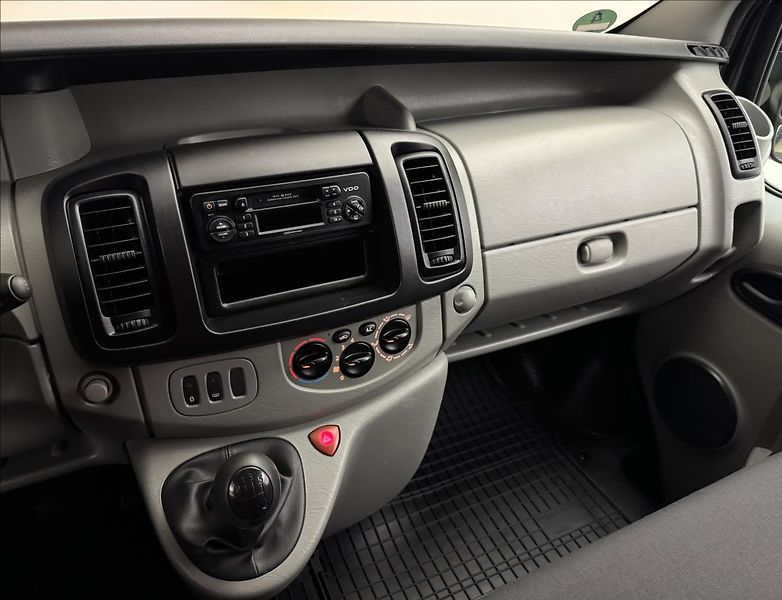 Opel Vivaro 2,5 107kW 9MÍST AC TAŽNÉ 1.MAJ - fotka 10 z 30