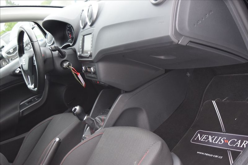 Seat Ibiza 1,2 i 66KW FR-LINE NÍZKÉ KM - fotka 34 z 39