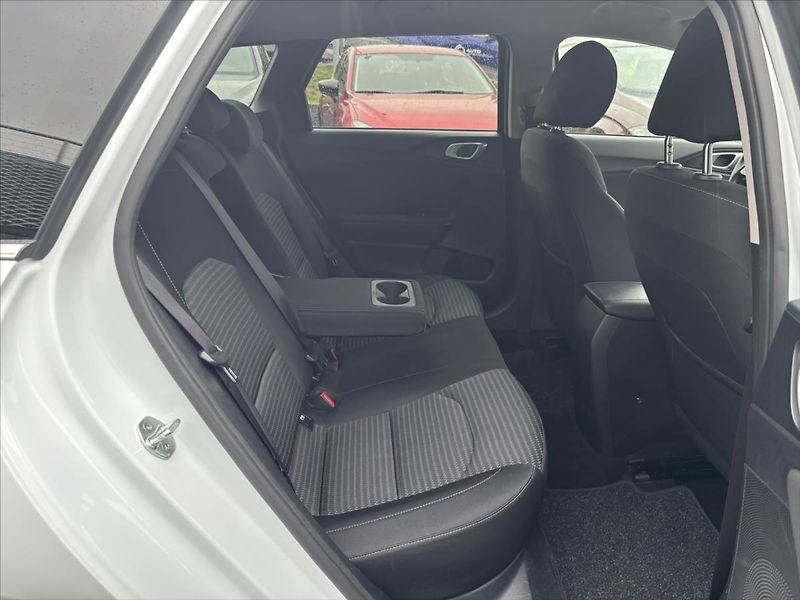 Kia Ceed 1,5 TGDi TOP ZÁRUKA CARPLAY - fotka 14 z 42