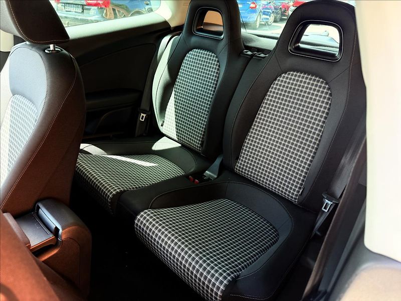 Volkswagen Scirocco 2,0 TSi DSG - fotka 20 z 24