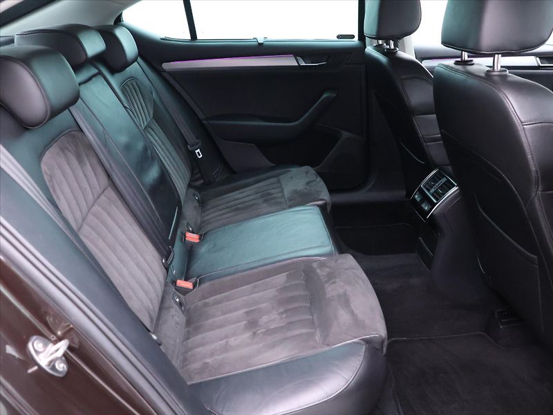 Škoda Superb 2,0 TDI 110kW Style CZ - fotka 11 z 39