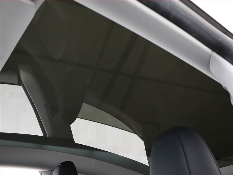 Tesla Model Y (2022) Long Range AWD 79kWh, SoH 94% - fotka 18 z 23