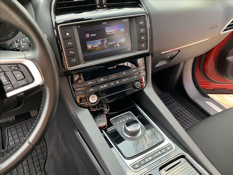 Jaguar F-Pace (2016) 2,0 D KLIMA SERVISKA 4X4 - fotka 13 z 19