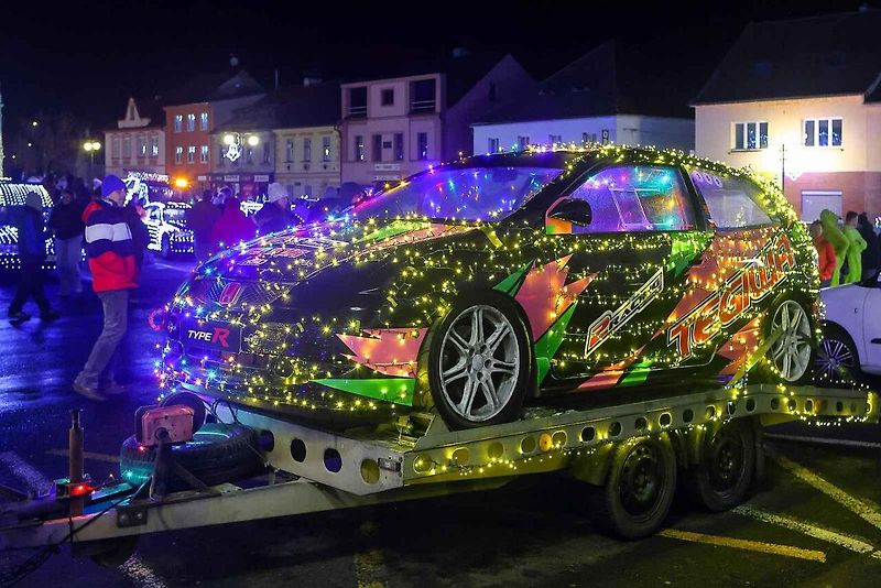 Auta svítící jako vánoční stromečky projela jižním Plzeňskem pro dobrou věc.