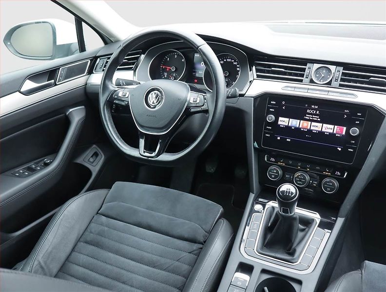 Volkswagen Passat (2017) Highline 2.0 TDI, Serv.kniha - fotka 7 z 20