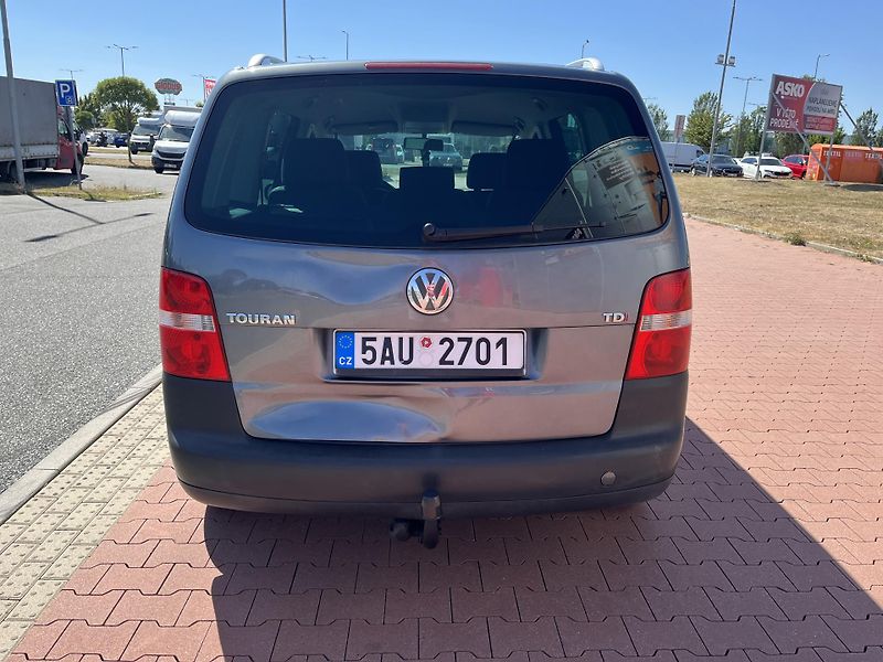 Volkswagen Touran 1.9 TDi DSG Highline - fotka 6 z 27