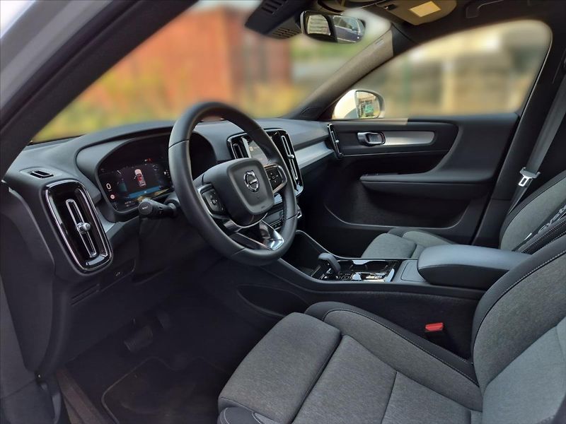 Volvo XC40 2,0 B3 Core - fotka 7 z 18