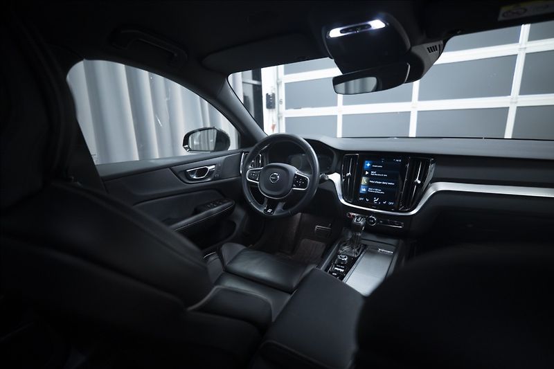 Volvo V60 2,0 D4 R-DESIGN NAVI KAMERA ČR - fotka 13 z 40