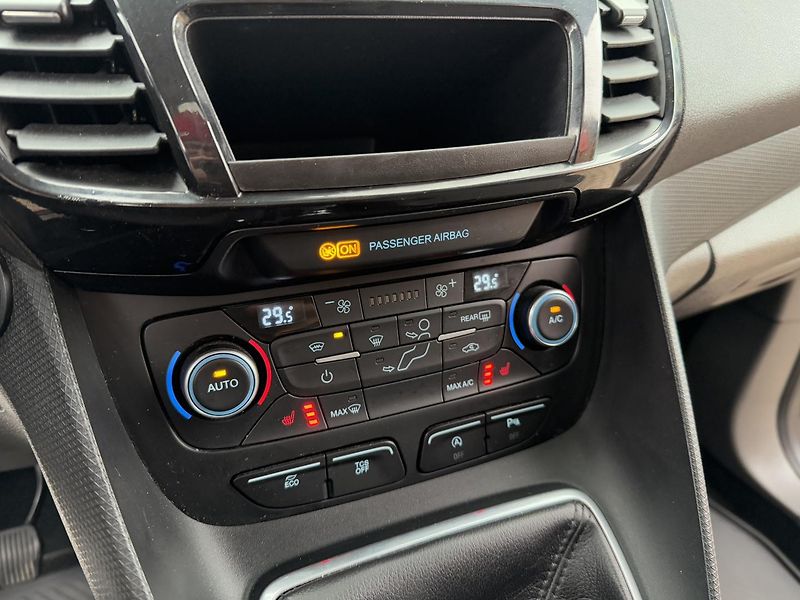 Ford Tourneo Connect (2019) 1,5-PANORAM-TAŽNÉ-VYHŘ.SEDAČKY - fotka 28 z 53