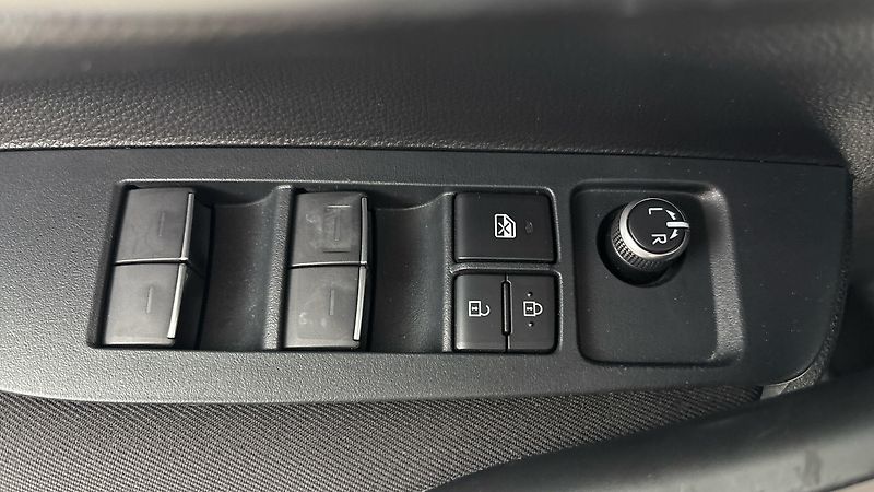 Toyota Corolla 1.8 Hybrid AUT Active Sedan - fotka 22 z 25