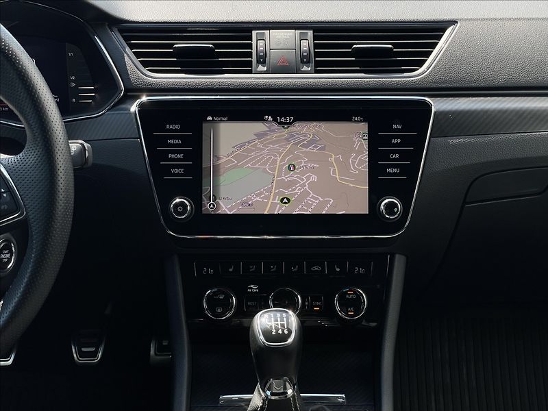Škoda Superb 2,0 TDI Combi Sportline DCC - fotka 12 z 24