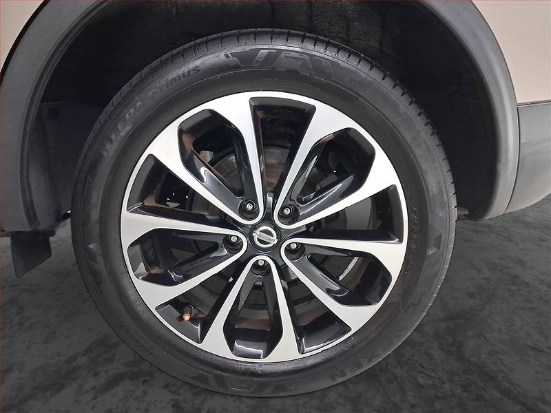 Nissan Qashqai (2013) 1.6, Tempomat, Park. senzory - fotka 14 z 15