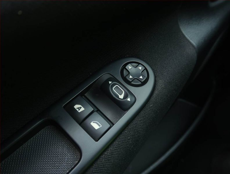Peugeot 207 (2012) 1.6 HDi, po STK, jezdí výborně - fotka 15 z 16