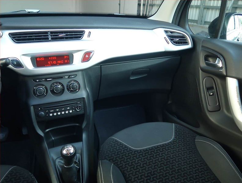 Citroën C3 (2010) 1.1 i, nová STK, slušný stav - fotka 8 z 15