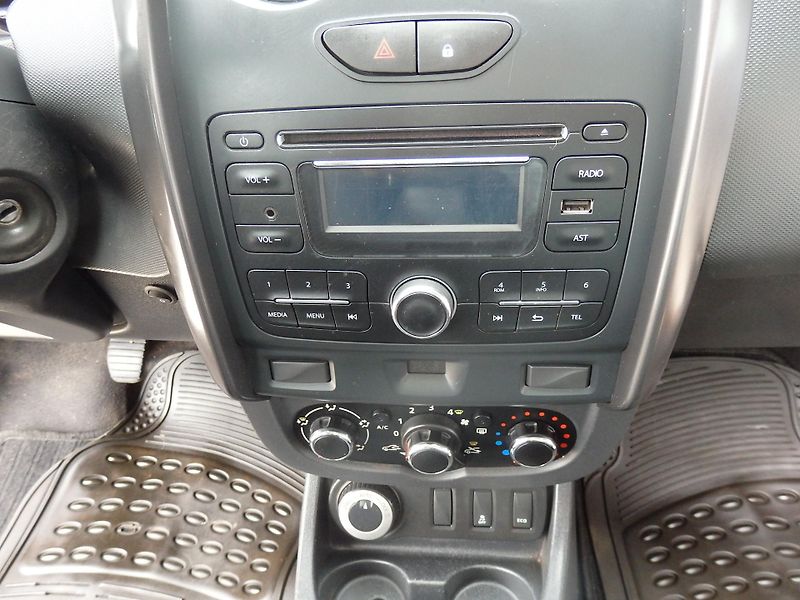 Dacia Duster 1.5 DCI 4x4 ZÁVĚS, KLIMA - fotka 13 z 17