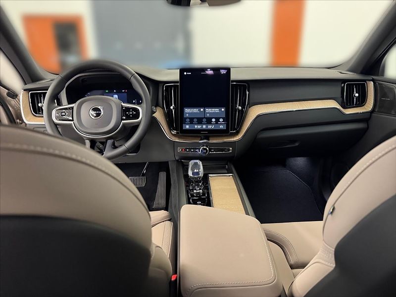 Volvo XC60 2,0  B5 Plus Dark - fotka 10 z 15