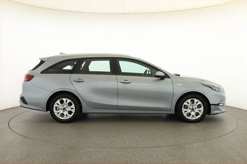 Kia Ceed (2023) 1.5 T-GDI - fotka 6 z 20