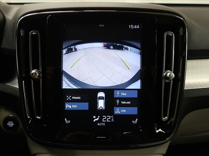 Volvo XC40 2,0 D4 AWD MOMENTUM CZ - fotka 25 z 39