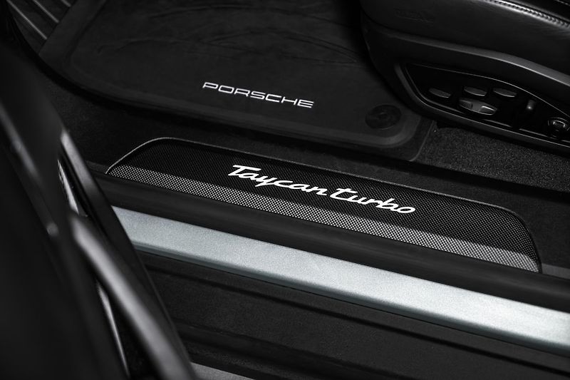 Porsche Taycan PDCC, ventilace, pano - fotka 22 z 41