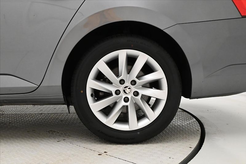 Škoda Superb 2,0 TDI 110kW DSG NAVIGACE Zár - fotka 30 z 30