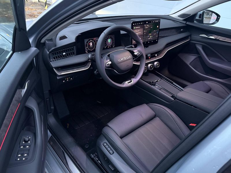 Škoda Superb (2025) L&K 7DSG 2,0 TDI - fotka 5 z 26