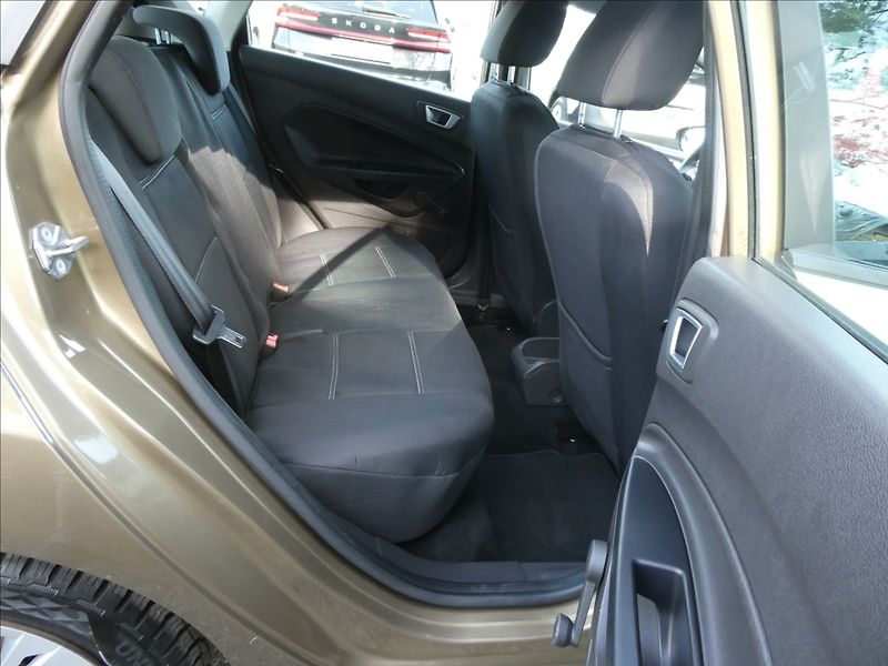 Ford Fiesta 1,2 i 60kW 1.MAJITEL, SERVISKA - fotka 24 z 44