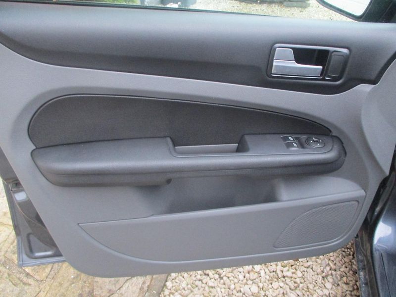 Ford Focus 1.6i DIGI AC - fotka 8 z 27