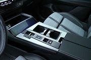 Za průhledným panelem se skrývá indukční nabíječka na mobil.