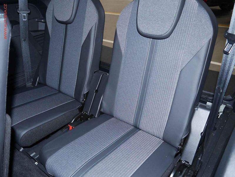 Peugeot 5008 (2022) 1.2 PT, 1.maj,ČR, Allure - fotka 12 z 23