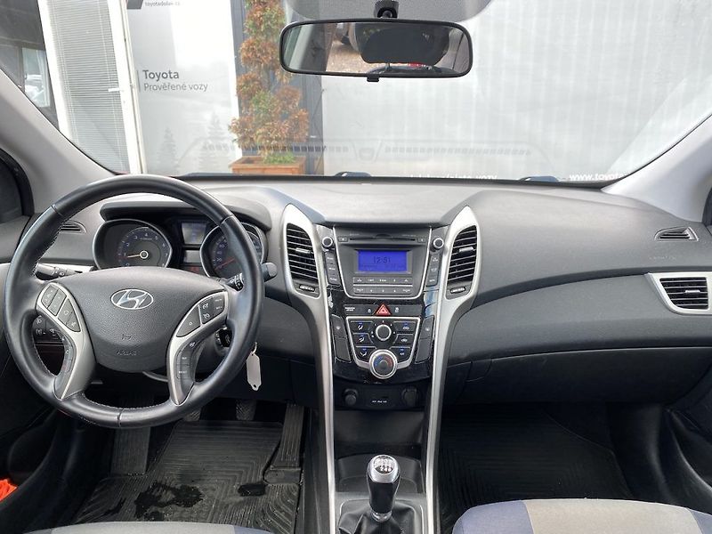 Hyundai i30 1.6i, ČR, manual, 2x kola - fotka 10 z 14