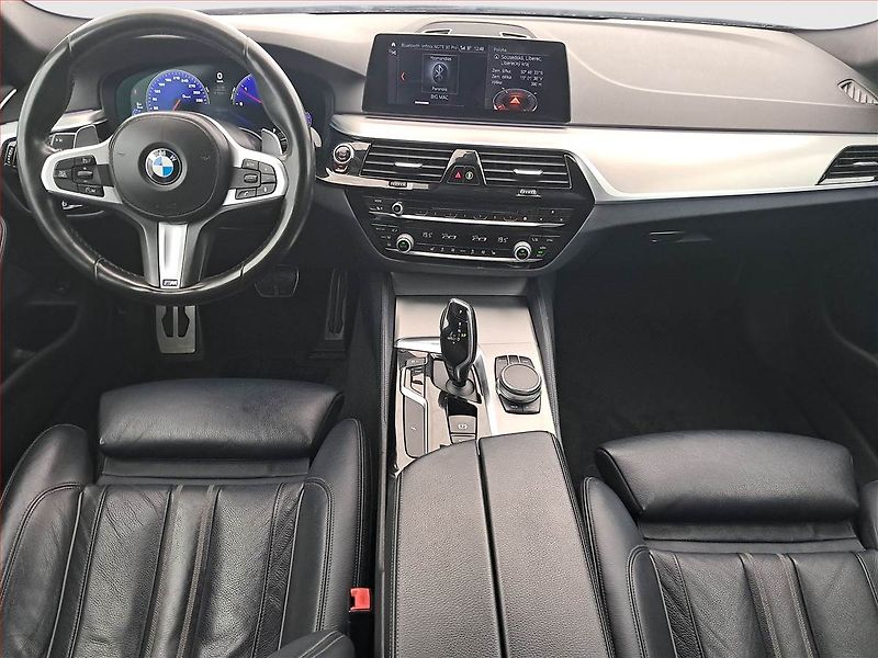 BMW Řada 5 (2018) M Sport 520d xDrive - fotka 8 z 17