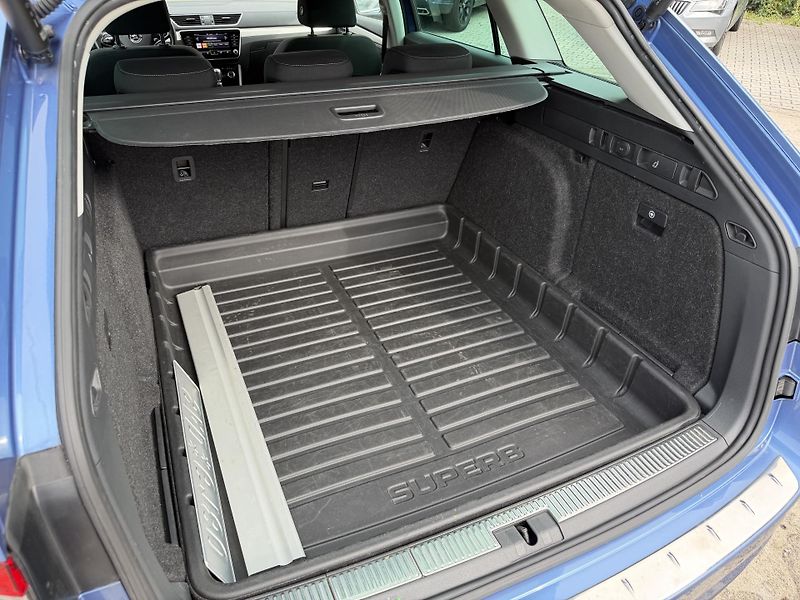 Škoda Superb  2.0 TDI 147kW Style Combi DSG - fotka 32 z 34