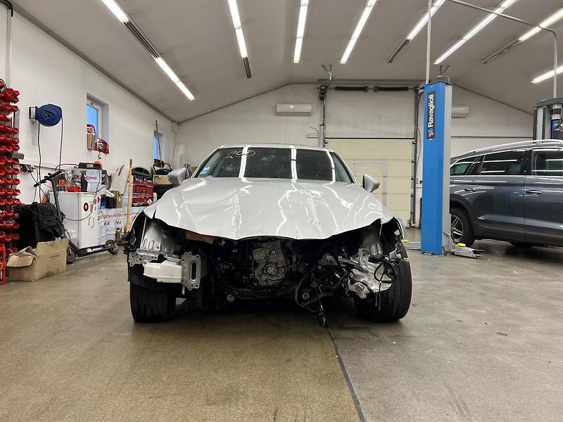 Lexus IS 300h 2.5l 133 kW - fotka 2 z 19