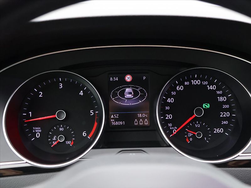Volkswagen Passat 2,0 TDI 140kW CZ R-line DPH - fotka 18 z 31