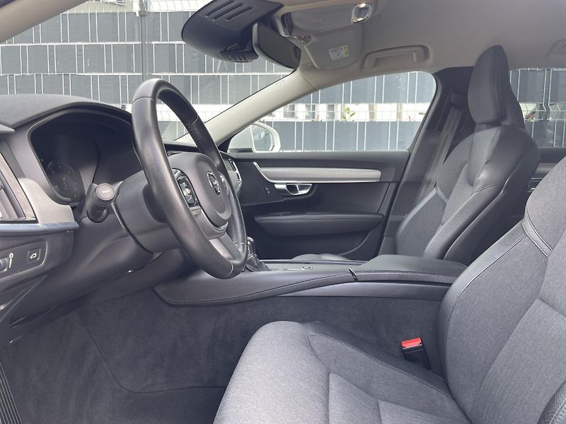 Volvo V90 (2019) 2.0 D4 140kW MOMENTUM - fotka 12 z 32