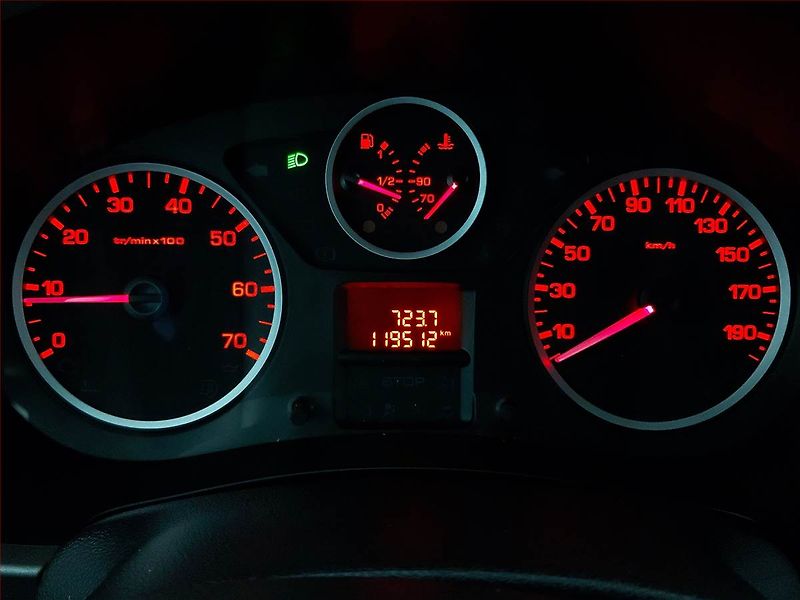 Citroën Berlingo (2016) Shine 1.6 BlueHDi, 5Míst, ČR - fotka 11 z 17